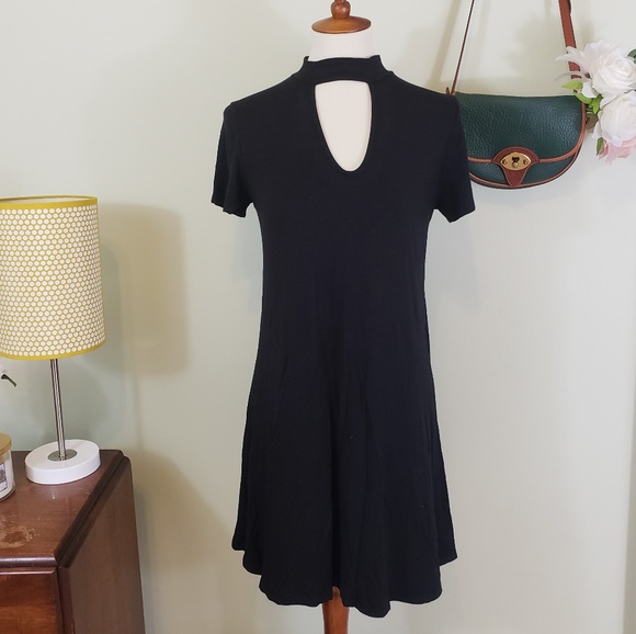 Dresses & Skirts - Black A-Line Choker V Neck Dress